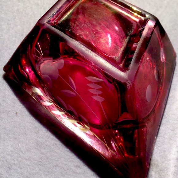 Ruby, red diamond etched glass ashtray from the 50s - Picture 3 of 5